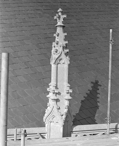 884859 Afbeelding van een pinakel op de balustrade van het koor van de Domkerk te Utrecht.